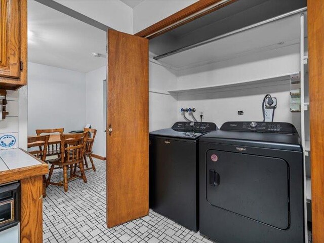 708 Kirbytown Rd, Middletown, NY 10940 - laundry area featuring washing machine and clothes dryer