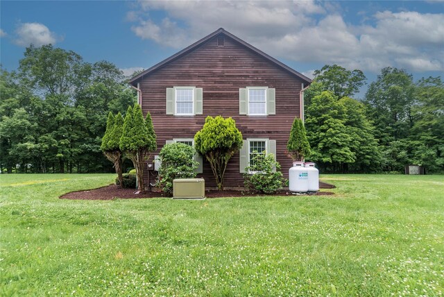 162 Lippincott Rd, Wallkill, NY 12589 - view of home's exterior with a lawn