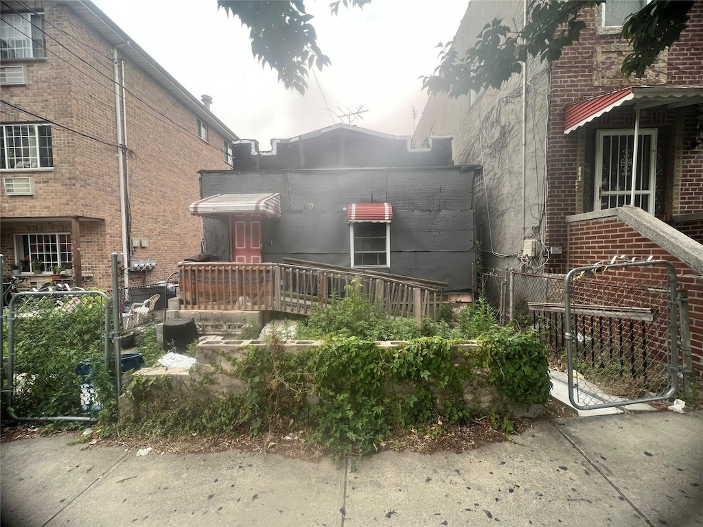 940 E 212th St, Bronx, NY 10469 - photo 1
