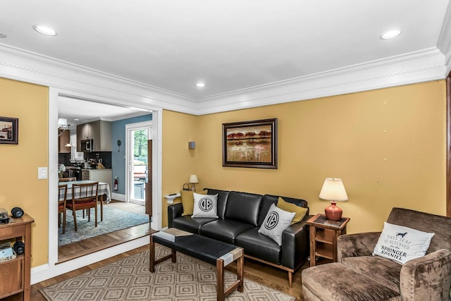living room with crown molding, wood finished floors, recessed lighting, and baseboards