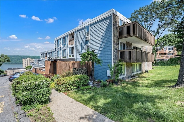 397 N Broadway Unit 3E, Yonkers, NY 10701 - view of side of home featuring a balcony and a yard