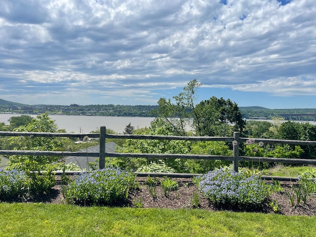 view of yard featuring a water view