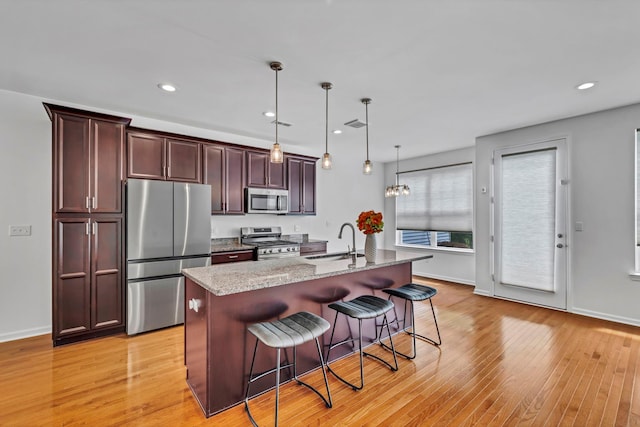 37 Lindentree Ln, Middletown, NY 10940 - kitchen featuring stainless steel appliances, a sink, a kitchen bar, baseboards, and recessed lighting
