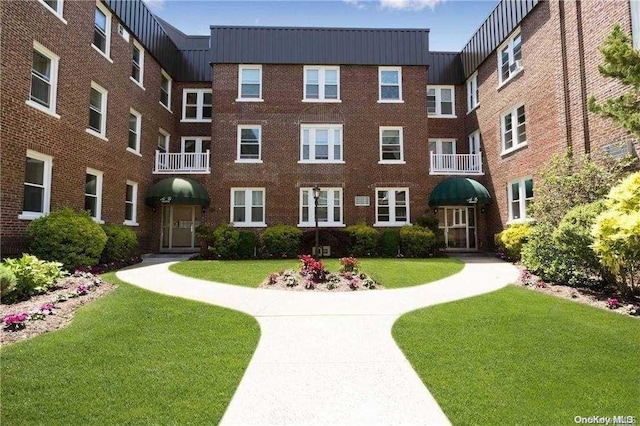 185 Atlantic Ave Unit C-1, Lynbrook, NY 11563 - view of property's community featuring a yard