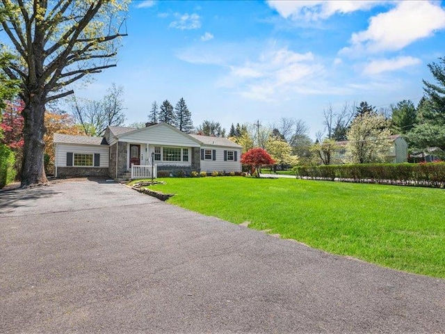 single story home featuring a front yard and driveway