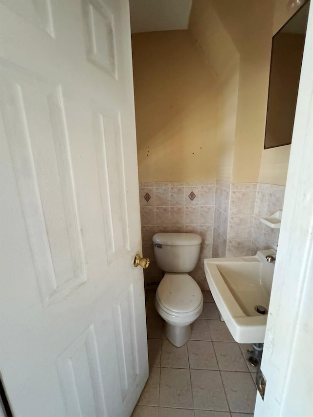 186-39 Ilion Ave, Saint Albans, NY 11412 - bathroom featuring tile patterned floors, wainscoting, toilet, a sink, and tile walls