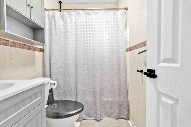 187-16 Williamson Ave, Springfield Gardens, NY 11413 - full bathroom featuring toilet, vanity, and curtained shower