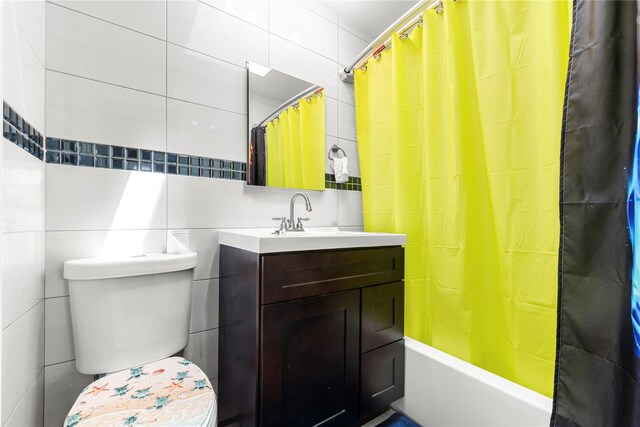 120-15 Cove Ct Unit 90A, College Point, NY 11356 - full bath featuring tile walls, vanity, toilet, and shower / bath combo with shower curtain
