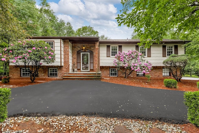 11 Kings Gate Rd, Suffern, NY 10901 - bi-level home featuring brick siding