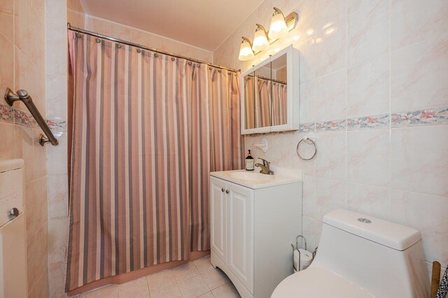 2588 Stedman Pl, Bronx, NY 10469 - full bathroom featuring tile walls, vanity, toilet, tile patterned flooring, and a shower with shower curtain