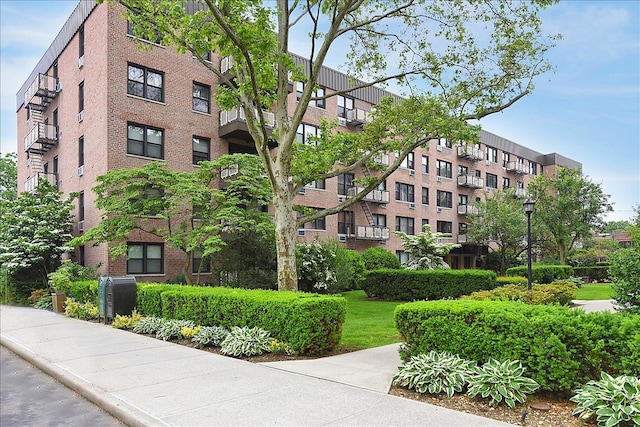 4 Birchwood Ct Unit 2K, Mineola, NY 11501 - view of apartment building / complex
