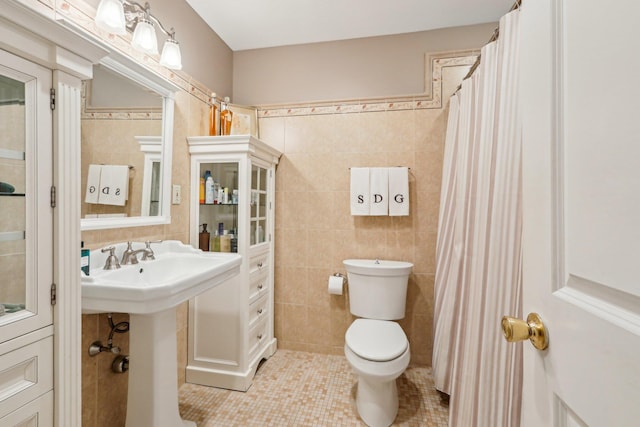 1 Meadowood Path, New Rochelle, NY 10804 - full bath featuring tile walls, tile patterned flooring, and toilet