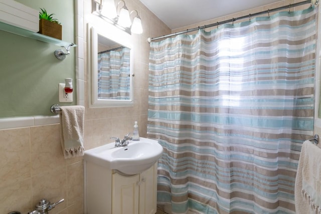 365 Bronx River Rd Unit 2M, Yonkers, NY 10704 - full bath with tile walls, vanity, and a shower with curtain