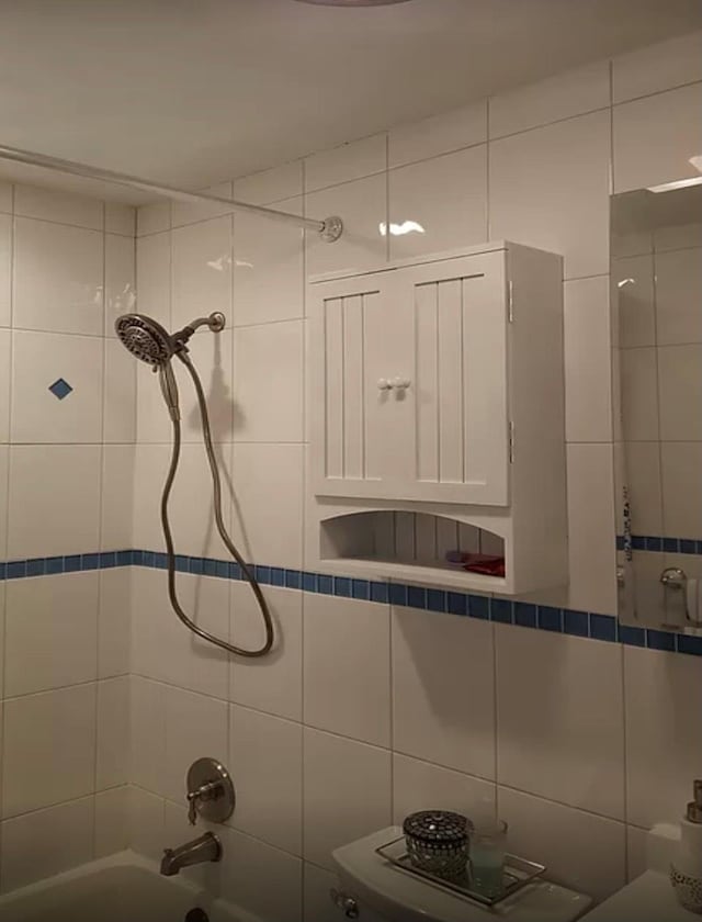 24 Lowerre St, Babylon, NY 11702 - full bath featuring washtub / shower combination