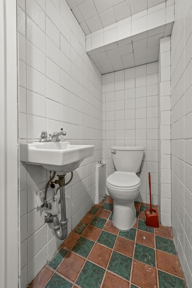 669 W Fingerboard Rd, Staten Island, NY 10305 - half bath with tile walls and toilet