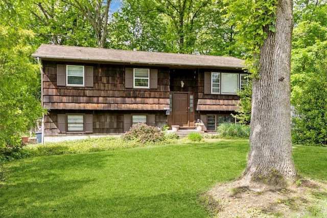 18 Norwood Pl, Nanuet, NY 10954 - bi-level home with a front lawn and a shingled roof