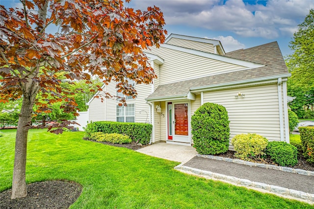 53 Mystic Cir, Bay Shore, NY 11706 - traditional home with a front lawn and a shingled roof