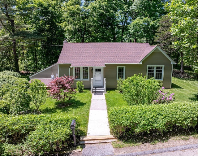 6 Knolls Rd, Poughkeepsie, NY 12601 - view of front of house featuring a front lawn and roof with shingles