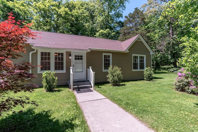 6 Knolls Rd, Poughkeepsie, NY 12601 - ranch-style home featuring a shingled roof and a front yard