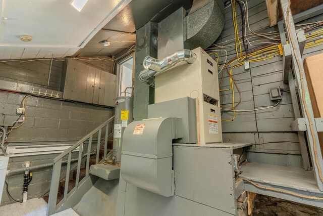 6 Knolls Rd, Poughkeepsie, NY 12601 - utilities with water heater