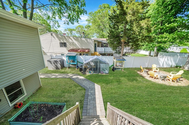 view of yard featuring an outdoor fire pit