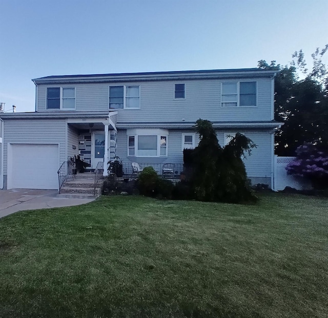 view of front of home featuring a front lawn