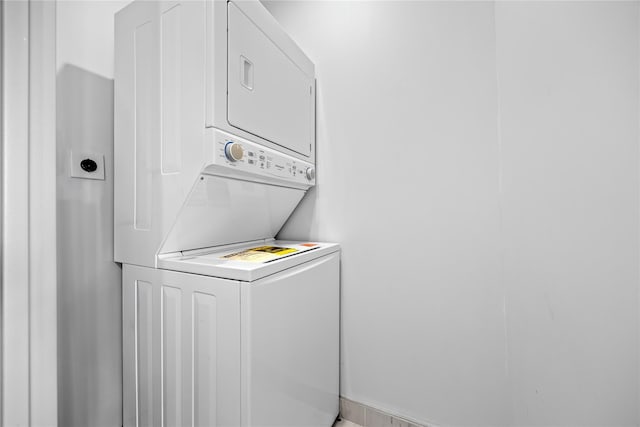 20 Melrose St Unit 4F, Brooklyn, NY 11206 - laundry area with stacked washing machine and dryer