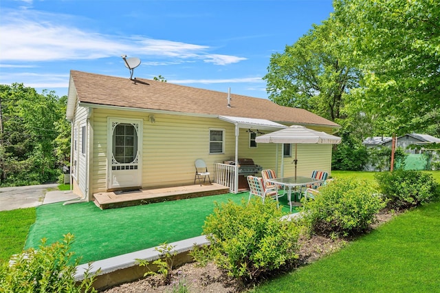 7 Crestwood Trl, Monroe, NY 10950 - rear view of property with a lawn, a wooden deck, and a shingled roof