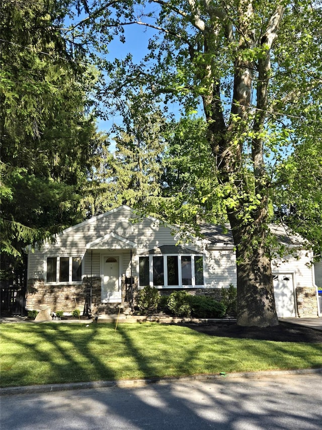 31 Whittier Blvd, Poughkeepsie, NY 12603 - view of front facade featuring a front yard