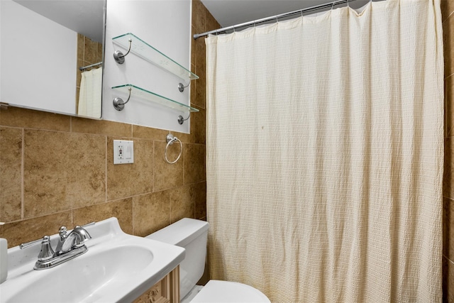 11 Parsons St, Harrison, NY 10528 - full bath featuring pet washing station, a sink, toilet, tile walls, and curtained shower