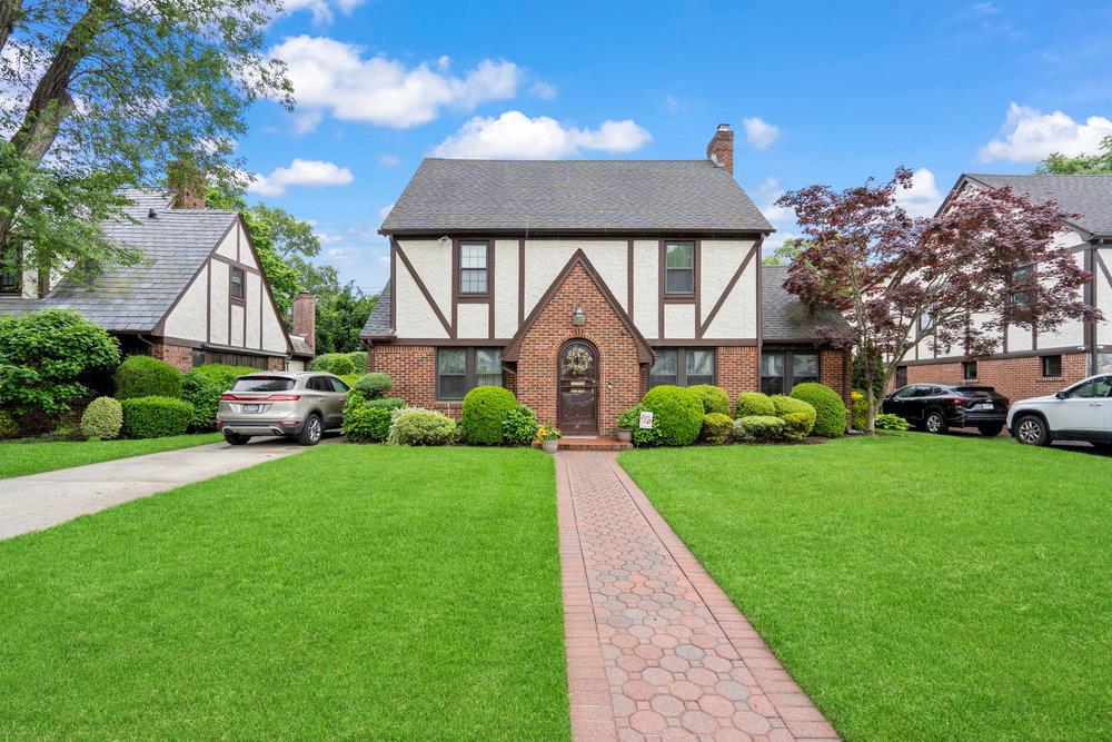 107 Wickham Rd, Garden City, NY 11530 - photo 1
