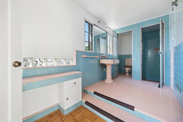 119 Knickerbocker Rd, Manhasset, NY 11030 - bathroom featuring tile walls, toilet, plenty of natural light, and tiled shower
