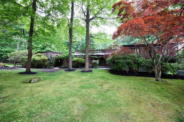 31 Greenlawn Rd, Katonah, NY 10536 - view of green lawn