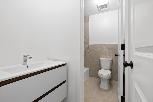 29 Calvert Dr Unit 211, Monsey, NY 10952 - full bath featuring toilet, tile walls, and vanity