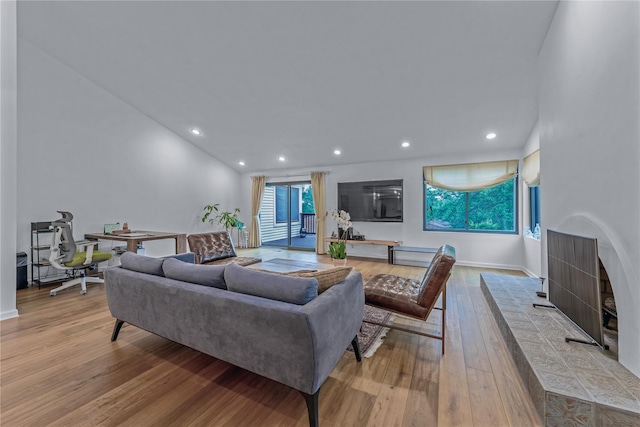 291 Starling Ct, Manhasset, NY 11030 - living area featuring wood finished floors, recessed lighting, and baseboards