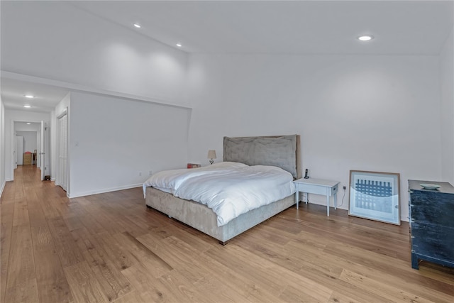 291 Starling Ct, Manhasset, NY 11030 - bedroom with light wood finished floors, recessed lighting, and baseboards