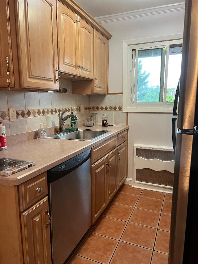 274 Edmunton Dr Unit K8, North Babylon, NY 11703 - kitchen with appliances with stainless steel finishes, a sink, tasteful backsplash, light tile patterned flooring, and light countertops