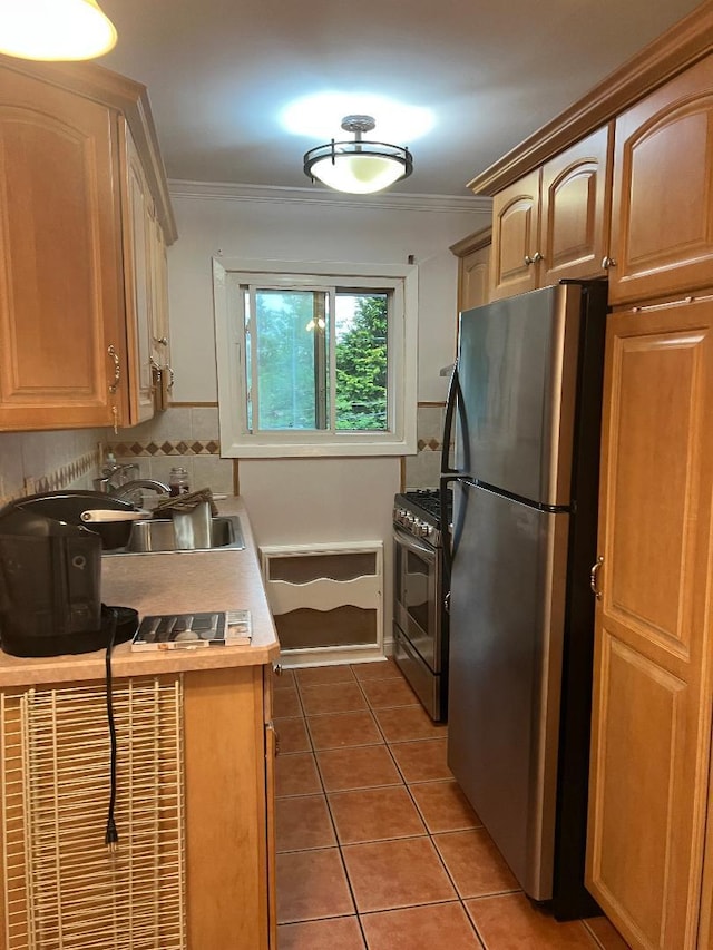 274 Edmunton Dr Unit K8, North Babylon, NY 11703 - kitchen with appliances with stainless steel finishes, light tile patterned flooring, a sink, light countertops, and backsplash