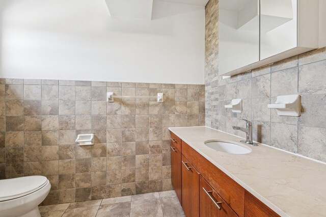 71-19 162nd St Unit 4E, Fresh Meadows, NY 11365 - half bathroom featuring toilet, tile walls, and vanity