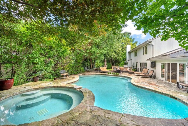 2 Field Ln, Roslyn Heights, NY 11577 - view of pool featuring a patio area, a pool with connected hot tub, and an outdoor hangout area