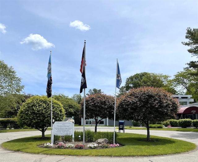 6DEVONCOURT Devon Unit B, Yorktown Heights, NY 10598 - view of home's community with a lawn