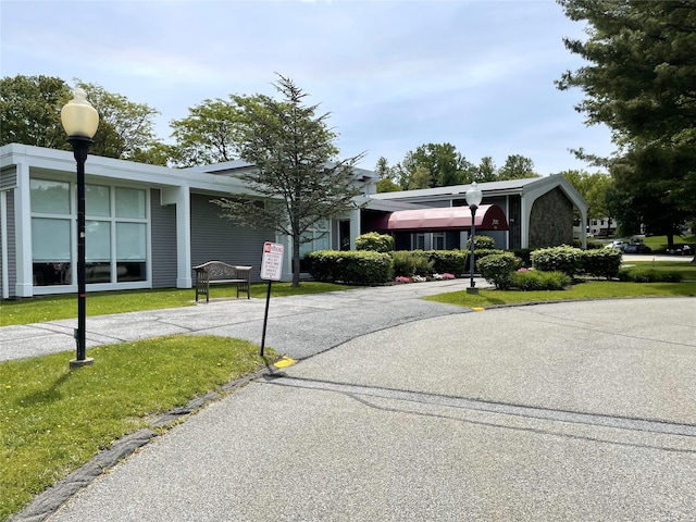 6DEVONCOURT Devon Unit B, Yorktown Heights, NY 10598 - view of front of house with a front yard