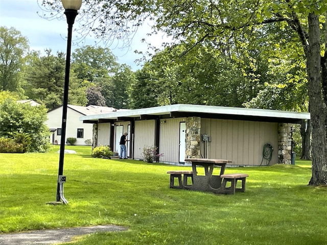 6DEVONCOURT Devon Unit B, Yorktown Heights, NY 10598 - view of front facade featuring a front lawn