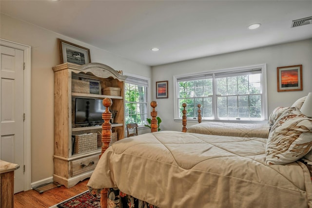 28 Valley Rd, Manhasset, NY 11030 - bedroom with light wood finished floors, recessed lighting, and baseboards
