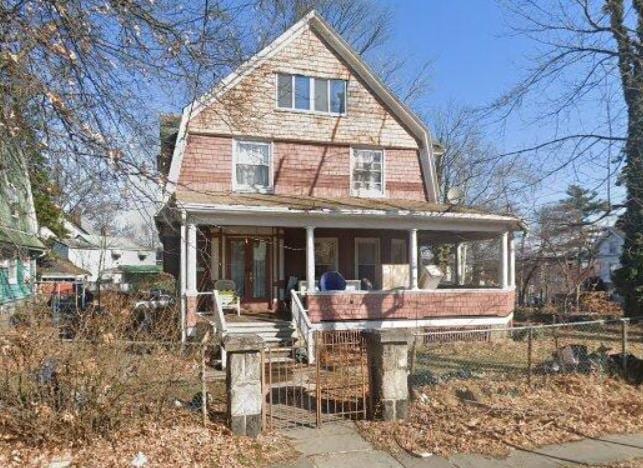 109 Vista Pl, Mount Vernon, NY 10550 - shingle-style home featuring covered porch, a gambrel roof, a fenced front yard, and a gate