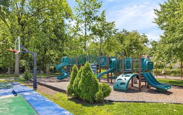 42-30 Douglaston Pkwy Unit 7H, Douglaston, NY 11363 - view of community jungle gym