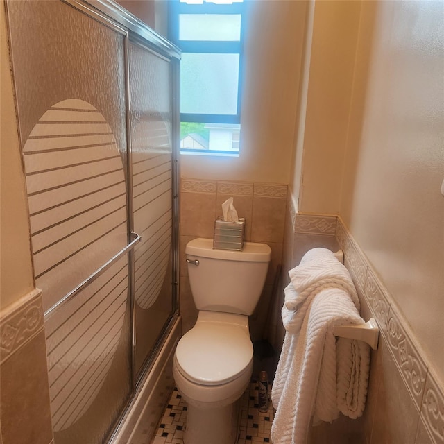 160-15 Powells Cove Blvd Unit D203, Beechhurst, NY 11357 - full bath featuring a shower with shower door, a wainscoted wall, and toilet