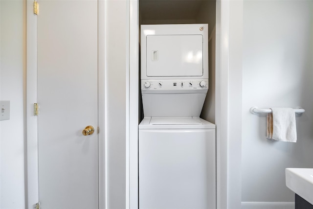 7 Sycamore Dr, Hyde Park, NY 12538 - laundry room featuring stacked washer / drying machine
