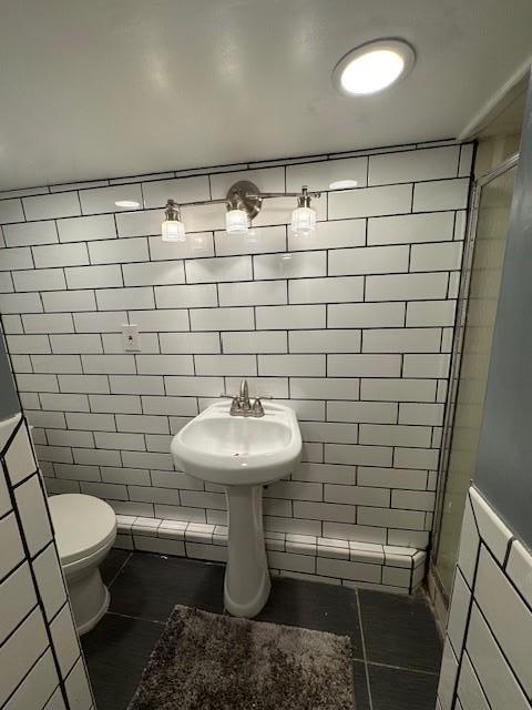 158 Parrott Rd, West Nyack, NY 10994 - bathroom with tile patterned floors, toilet, tile walls, and a tile shower