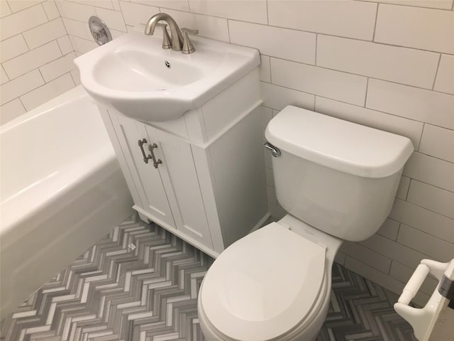 70-25 Yellow Stone Blvd Unit 10Z, Forest Hills, NY 11375 - bathroom featuring toilet, vanity, tile walls, and a bath